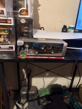 Jada Toys DC Classic TV Series 1:32 Scale Batmobile & Batman Die-Cast Vehicle an